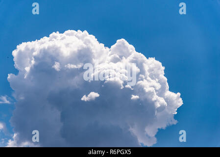 Cumulus Wolken scheinen aus der Region Meteora Kalambaka Griechenland über die Berge. Stockfoto