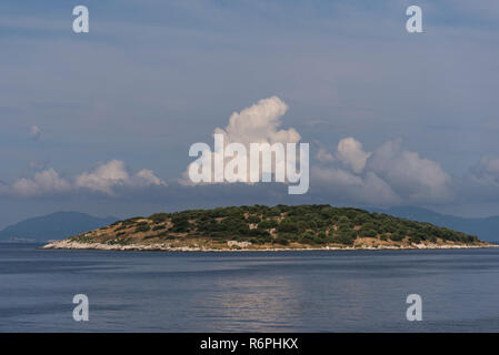 Ionische Inseln mit Bäumen im Ägäischen Meer bedeckt. Stockfoto