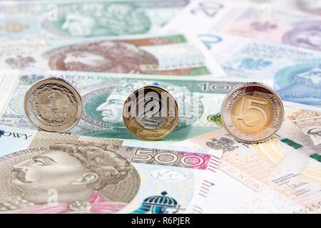 Polnischer Zloty Münzen auf dem Hintergrund der Polnischen Banknoten Stockfoto