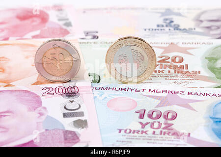 Türkische Lira Münzen auf dem Hintergrund von Banknoten Stockfoto