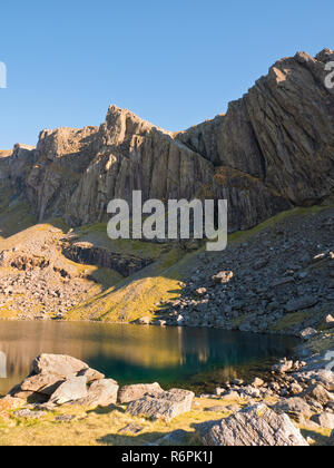 Der große Felsen von Clogwyn Du'r Arddu, alias "Cloggy', auf der Nordflanke des Snowdon, Snowdonia National Park, North Wales Stockfoto