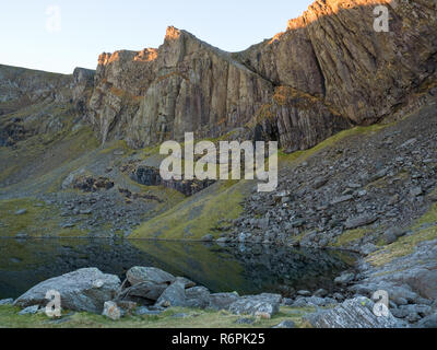 Der große Felsen von Clogwyn Du'r Arddu, alias "Cloggy', auf der Nordflanke des Snowdon, Snowdonia National Park, North Wales Stockfoto