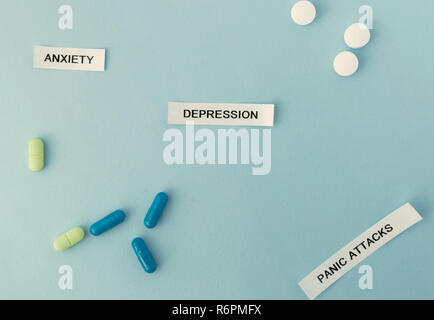 Worte Depression Angst Panikattacken auf Haftnotizen. Gesundheit, psychische Probleme. Horizontale Stockfoto