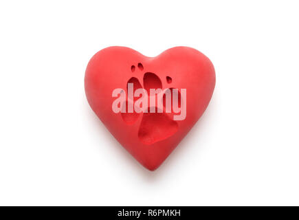 Rotes Herz mit Hund Pfotenabdruck auf weißem Hintergrund mit Freistellungspfad Stockfoto