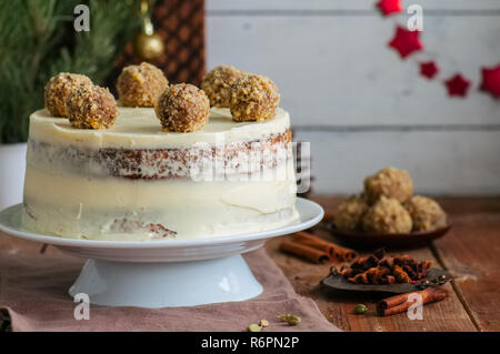 Hausgemachte fruchtig Hummingbird Kuchen mit Gewürzen und Pekannuss, rustikalen Stil. Stockfoto