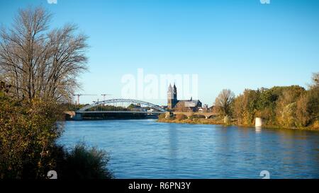 Die Elbe bei Magdeburg mit der Kathedrale und dem Star Brücke Stockfoto