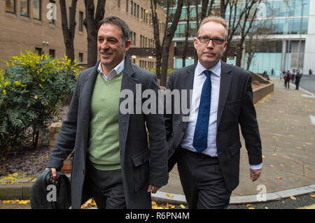 Ehemalige Tesco Großbritannien Geschäftsführer Chris Bush (links) verlässt Southwark Crown Court in London, nach freigesprochen wird von Abgaben, des Betrugs und der Bilanzfälschung. Stockfoto