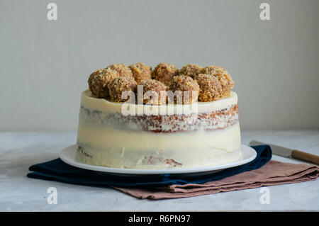 Hausgemachte fruchtig Hummingbird Kuchen mit Gewürzen und Pekannuss, rustikalen Stil. Stockfoto