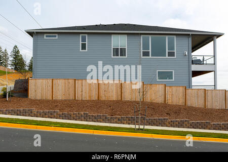 Neue Garten Holz Zaun um Haus Stockfoto