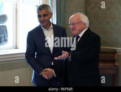 Londoner Bürgermeister Sadiq Khan (links) wird von Präsident Michael D Higgins bei Aras eine Uachtarain in Phoenix Park, Dublin, als Teil seines Besuchs in Irland begrüßt. Stockfoto