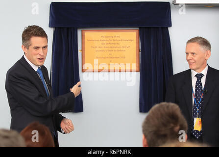 Verteidigungsminister Gavin Williamson (links) öffnet sich das U-Boot Academy, die während eines Besuchs auf BAE Systems U-Boote, Barrow in Furness, Cumbria, wo er eine Ankündigung bezüglich der Dreadnought Programm gemacht. Stockfoto