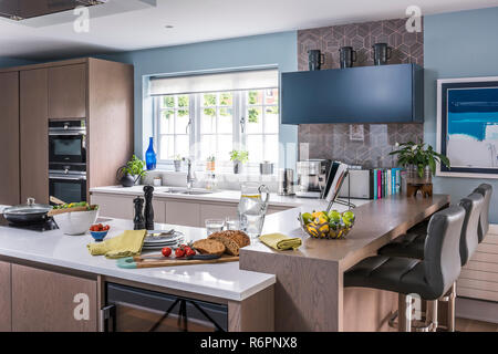 Grau Barhockern und Wand Regal mit geschnitten Brot in der Küche von Hampshire Mill House von Emma Maler neu gestaltet Stockfoto