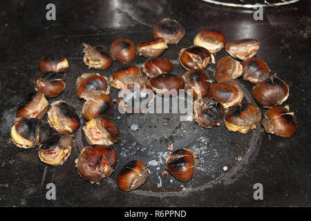 Kastanien rösten auf eine traditionelle libanesische Herd namens sobia. Stockfoto