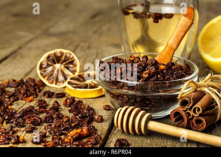 Kleiner Haufen von getrocknet Sanddorn Beeren auf alten Holztisch. Therapie der Influenza und kalt. Hippophae rhamnoides. Stockfoto