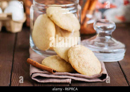 Hausgemachte cookies snickerdoodle mit Gewürzen und braunem Zucker. Stockfoto