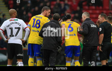 1. Dezember 2018, Bramall Lane, Sheffield, England; Sky Bet Meisterschaft, Sheffield United v Leeds United; Liam Cooper von Leeds United verlässt das Feld wegen der Verletzung und ersetzt die englischen Fußball-Liga Bilder unterliegen DataCo Lizenz Stockfoto