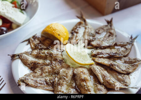 Kleinen gebratenen Fisch Vorspeise serviert mit Zitrone Stockfoto