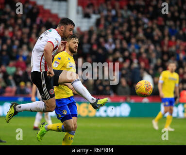 1. Dezember 2018, Bramall Lane, Sheffield, England; Sky Bet Meisterschaft, Sheffield United v Leeds United; Enda Stevens von Sheffield United löscht den ball Credit: Conor Molloy/News Bilder der Englischen Football League Bilder unterliegen dem DataCo Lizenz Stockfoto