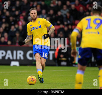 1. Dezember 2018, Bramall Lane, Sheffield, England; Sky Bet Meisterschaft, Sheffield United v Leeds United; Pontus Jansson von Leeds United den ball Credit: Conor Molloy/News Bilder der Englischen Football League Bilder unterliegen DataCo Lizenz Stockfoto