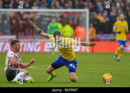 1. Dezember 2018, Bramall Lane, Sheffield, England; Sky Bet Meisterschaft, Sheffield United v Leeds United; Mateusz Klich (43) von Leeds Utd gefoult Credit: Craig Milner/News Bilder der Englischen Football League Bilder unterliegen DataCo Lizenz Stockfoto