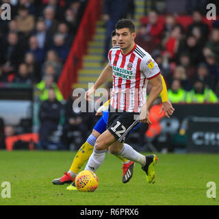 1. Dezember 2018, Bramall Lane, Sheffield, England; Sky Bet Meisterschaft, Sheffield United v Leeds United; John Egan von Sheffield United steuert die Kugel Credit: Conor Molloy/News Bilder der Englischen Football League Bilder unterliegen dem DataCo Lizenz Stockfoto