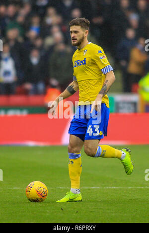 1. Dezember 2018, Bramall Lane, Sheffield, England; Sky Bet Meisterschaft, Sheffield United v Leeds United; Mateusz Klich (43) von Leeds Utd mit der Kugel Credit: Craig Milner/News Bilder der Englischen Football League Bilder unterliegen DataCo Lizenz Stockfoto