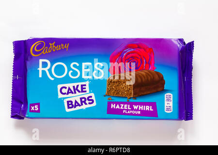 Pack von Cadbury Roses Kuchen bars Hazel whirl Geschmack auf weißem Hintergrund Stockfoto