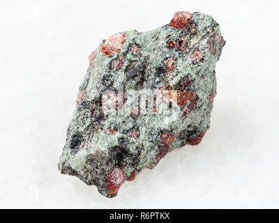 Raw eclogite Stein auf Weiß Stockfoto