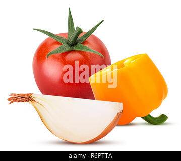 Zwiebel in Scheiben schneiden, rote Tomaten, gelbe Paprika halbieren auf weißem Hintergrund. Freistellungspfaden. Volle Tiefenschärfe. Stockfoto