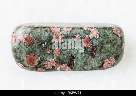 Trommelsteine Eclogite Edelstein auf Weiß Stockfoto