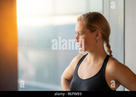 Junge schöne Frau achtsam und inspiriert Stockfoto