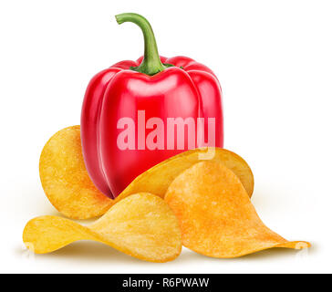 Rote Paprika mit Chips auf weißem Hintergrund. Freistellungspfaden. Volle Tiefenschärfe. Stockfoto