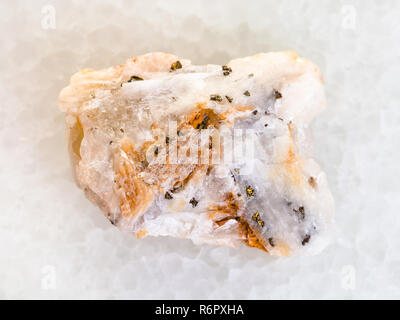 Native Gold in rohen Quarz Stein auf weißem Marmor Stockfoto