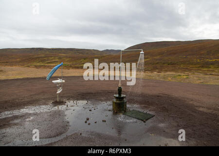 Außen-WC und heiße Dusche aus Geothermie an der Krafla Vulkan in der Nähe des Sees Myvatn, Island Stockfoto