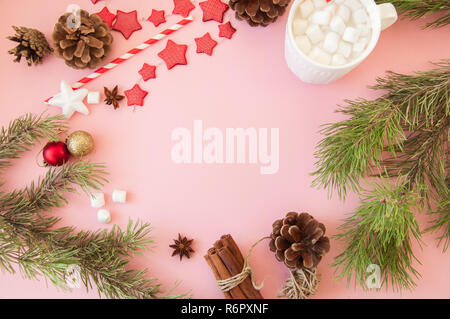Weihnachten Hintergrund mit Kopie Raum, Fir Tree Branches, heiße Schokolade mit Marshmallows, Anis, Zimt, Tannenzapfen, roter Stern Girlande. Rosa Hintergrund Stockfoto