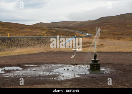 Außen-WC und heiße Dusche aus Geothermie an der Krafla Vulkan in der Nähe des Sees Myvatn, Island Stockfoto