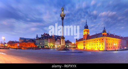 Schlossplatz in der Nacht in Warschau, Polen. Stockfoto