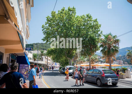 Soller, Mallorca, Spanien - 20. Juli 2013: Blick auf den Straßen von Port de Soller Stockfoto