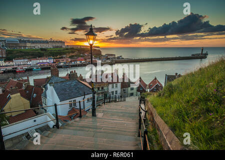 Whitby ist eine Stadt am Meer, Hafen und Zivilgemeinde in der Borough Scarborough und englischen Grafschaft North Yorkshire. Stockfoto