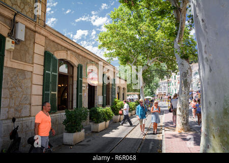Soller, Mallorca, Spanien - 20. Juli 2013: Blick auf den Straßen von Port de Soller Stockfoto