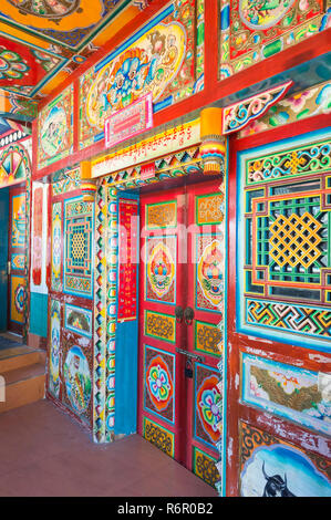 Shuzheng tibetischen Dorf, eingerichtete Haus Eingang, Jiuzhaigou Nationalpark, Provinz Sichuan, China, Unesco Weltkulturerbe