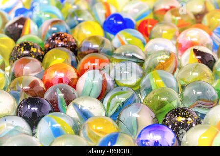 Viele bunte Glasmurmeln full frame mit unscharfen Bereiche als Hintergrund Stockfoto