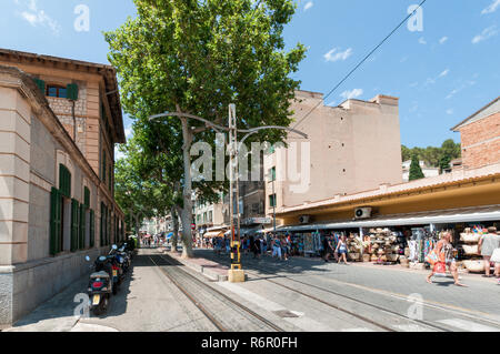 Soller, Mallorca, Spanien - 20. Juli 2013: Blick auf den Straßen von Port de Soller Stockfoto