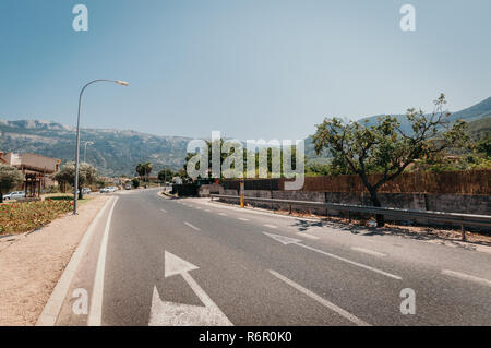 Soller, Mallorca, Spanien - 20. Juli 2013: Blick auf den Straßen von Port de Soller Stockfoto