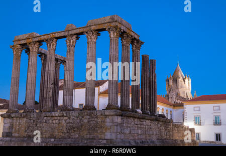 Römische Tempel der Diana vor der Kathedrale Santa Maria in der Dämmerung, Evora, Alentejo, Portugal, UNESCO-Weltkulturerbe Stockfoto