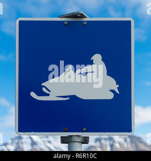 Snow mobile Warnung Straße Wegweiser, Longyearbyen, Spitzbergen-Island, Spitzbergen, Norwegen Stockfoto