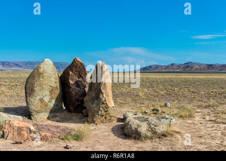 Alter Kamin Steine, der dem 12. Jahrhundert Lager von Ghengis Khan und seinen Truppen, Nationalpark Altyn-Emel, Almaty, Kasachstan, zentrale Asi Stockfoto