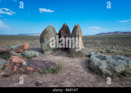 Alter Kamin Steine, der dem 12. Jahrhundert Lager von Ghengis Khan und seinen Truppen, Nationalpark Altyn-Emel, Almaty, Kasachstan, zentrale Asi Stockfoto