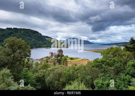 Blick über den Loch Duich mit Eilean Donan Castle, Dornie, Western Ross, Highlands, Schottland, Vereinigtes Königreich Stockfoto