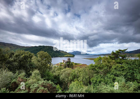 Blick über den Loch Duich mit Eilean Donan Castle, Dornie, Western Ross, Highlands, Schottland, Vereinigtes Königreich Stockfoto